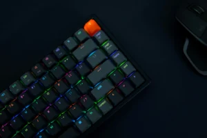 Gaming tastatur med RGB belysning på moderne gaming setup
