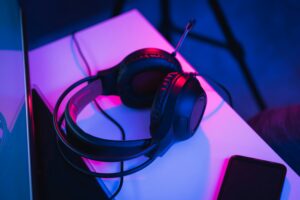Gaming headset med RGB lys på skrivebord – sort over-ear headset til PC gaming